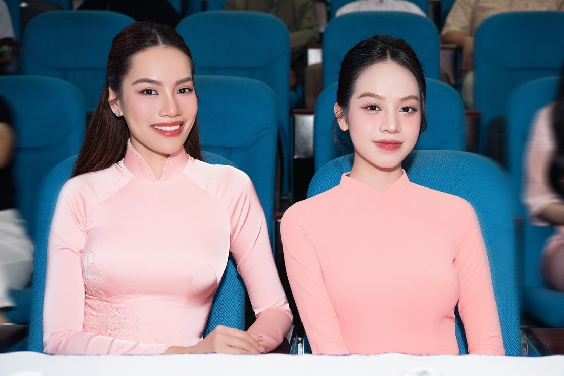 tet hanh phuc 2024 sen vang 13.jpg