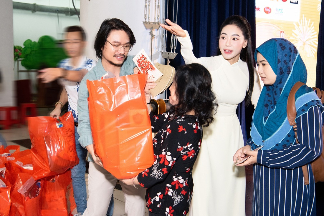 tet hanh phuc 2024 sen vang 3.jpg