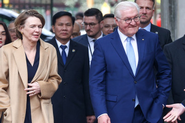 Tổng thống Đức và phu nhân dạo phố Hà Nội, đánh trống Sấm trong Văn Miếu