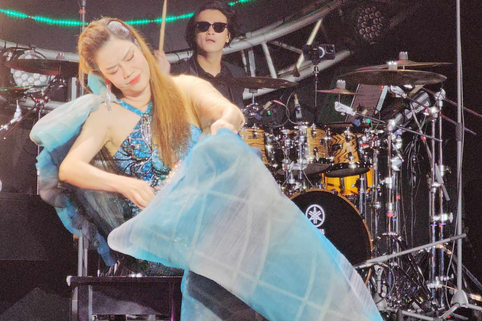 'Chị đẹp' Thu Phương nghẹn ngào cầm kéo cắt phăng chiếc váy trên sân khấu