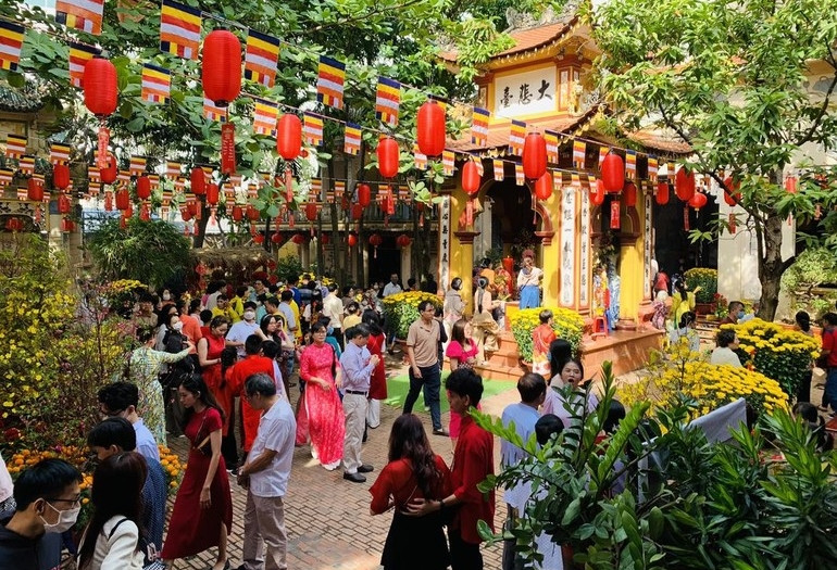 Đi chùa đầu năm: Đừng cầu xin đủ thứ, bẻ cành ngắt bông, chen lấn chụp hình