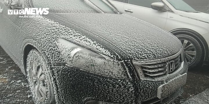 mau son peak covered in frost as temperatures sink to -1.1 degrees celsius picture 2