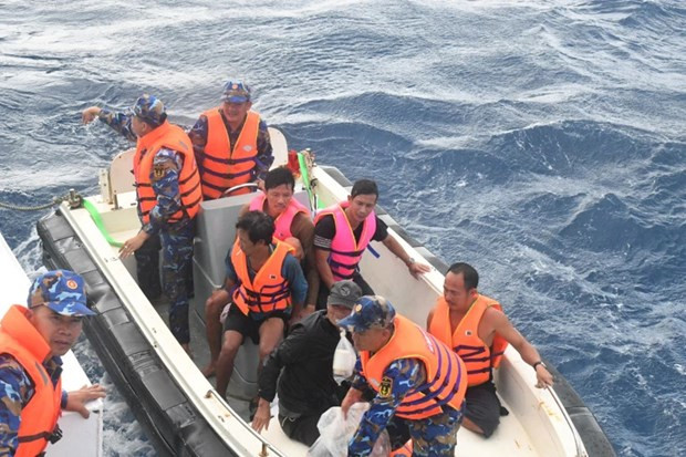 Naval ship rescues five fishermen stranded at sea hinh anh 1