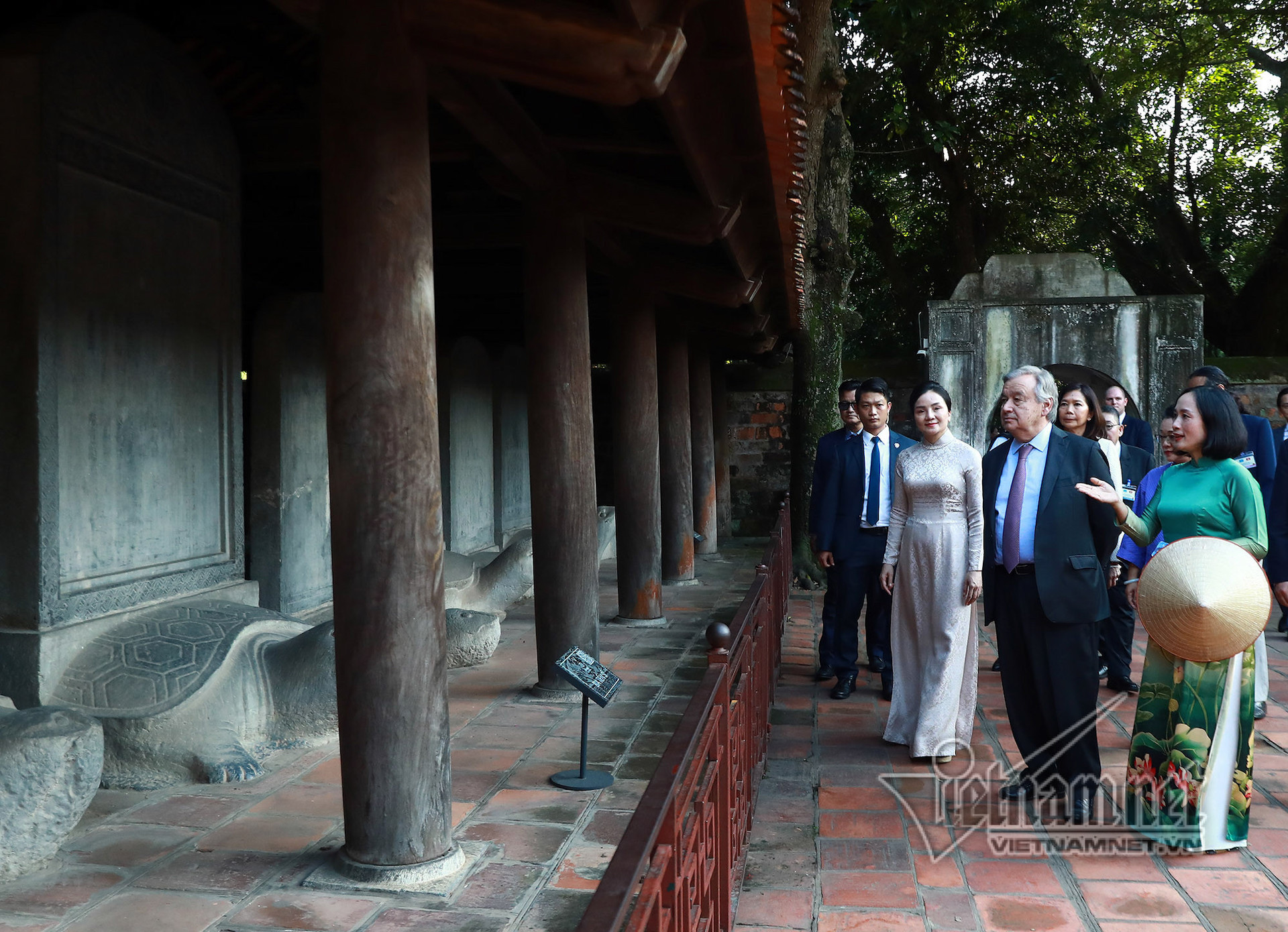 van mieu 4893 859.jpg