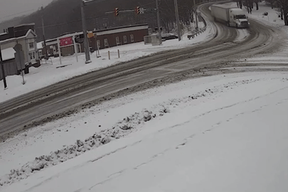 Xe container mất kiểm soát, húc đổ nhiều cột điện trên đường