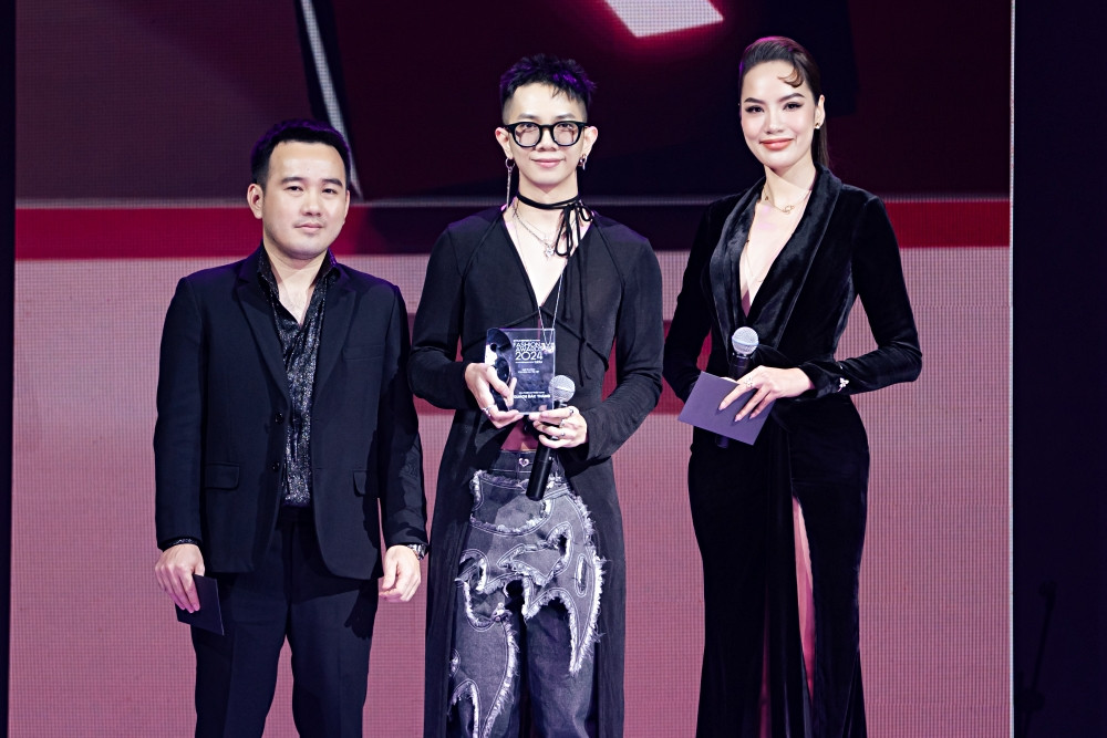 9 ntk le thanh hoa cung hoa hau hoa binh le hoang phuong trao giai 2 hang muc ntk trien vong va thuong hieu thoi trang trien vong tai sr fashion awards 2024.jpg