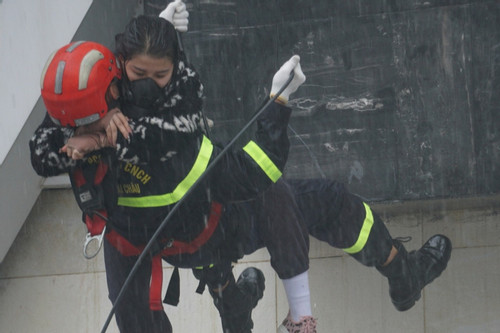 Cảnh sát Đà Nẵng đu dây diễn tập chữa cháy, cứu người mắc kẹt