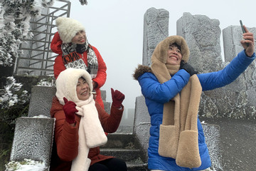 Đỉnh Mẫu Sơn -2,2 độ C, nghìn người vẫn đổ tới ngắm tuyết