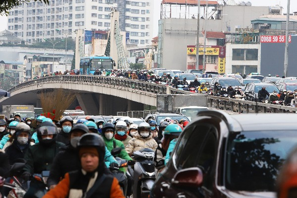 Đường phố Hà Nội 'đông như nêm' sau nhiều ngày mưa, rét hại