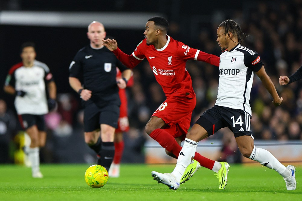 Liverpool tranh chức vô địch Cúp Liên đoàn với Chelsea fulham v liverpool 1.jpg