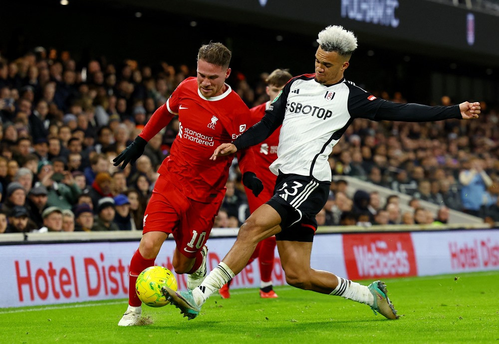 Liverpool tranh chức vô địch Cúp Liên đoàn với Chelsea fulham v liverpool 7.jpg