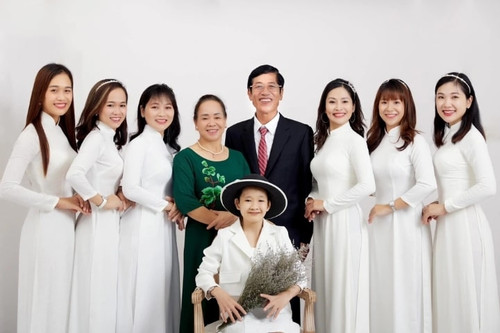Gia đình ở Bình Phước sinh 7 con gái, mỗi lần đi ăn chơi là 'bao' cả quán