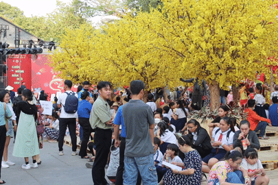 Hàng ngàn người háo hức diện áo dài tham quan Lễ hội Tết Việt Giáp Thìn