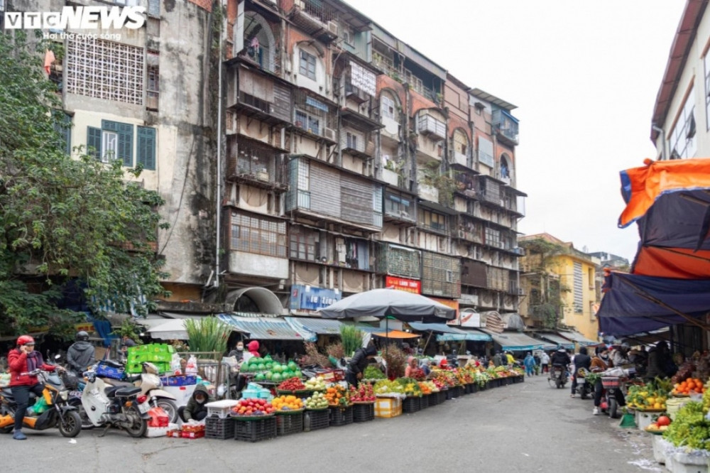 hanoians prepare offerings on 15th day of last lunar month picture 1
