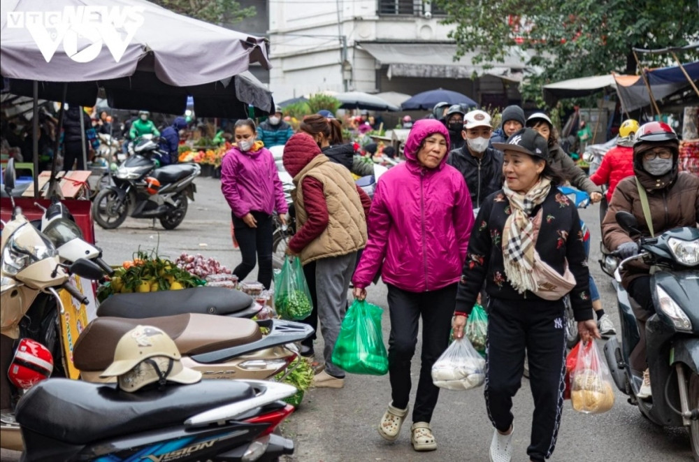 hanoians prepare offerings on 15th day of last lunar month picture 2