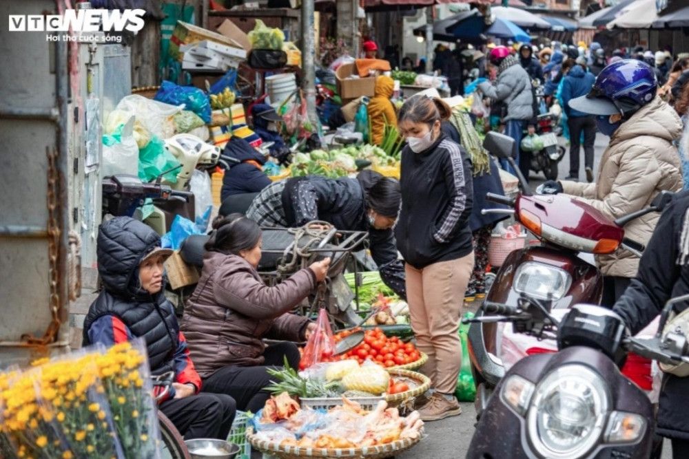 hanoians prepare offerings on 15th day of last lunar month picture 3