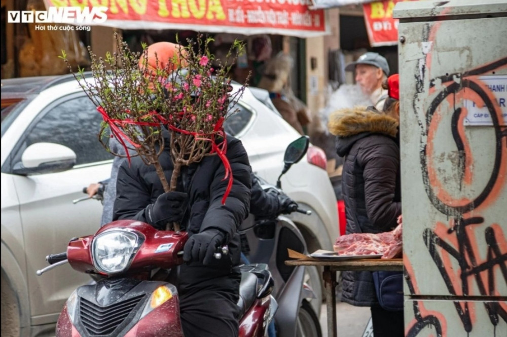 hanoians prepare offerings on 15th day of last lunar month picture 4
