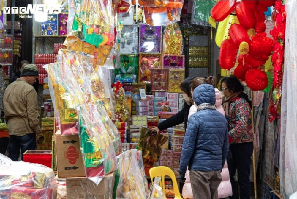 hanoians prepare offerings on 15th day of last lunar month picture 5