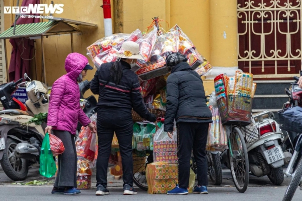 hanoians prepare offerings on 15th day of last lunar month picture 6