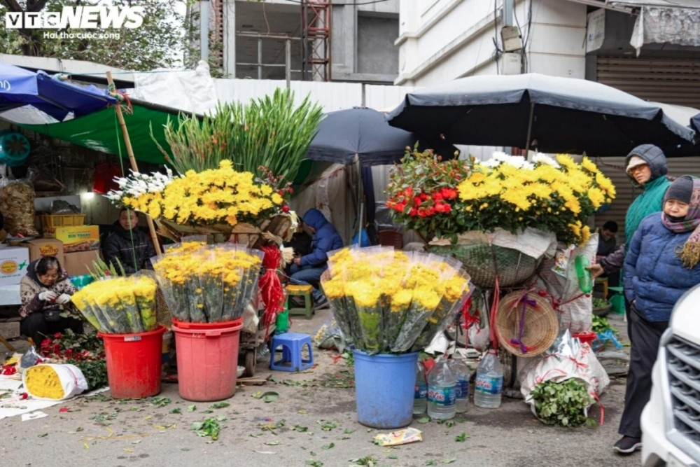 hanoians prepare offerings on 15th day of last lunar month picture 7