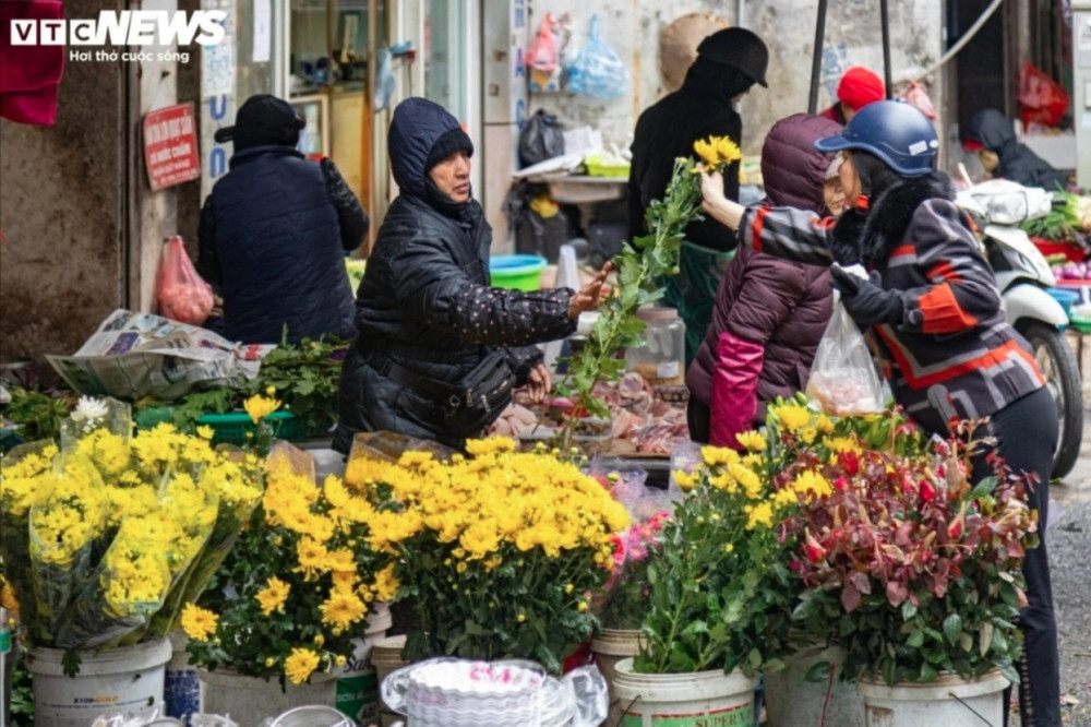 hanoians prepare offerings on 15th day of last lunar month picture 8