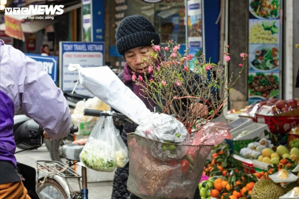 hanoians prepare offerings on 15th day of last lunar month picture 10