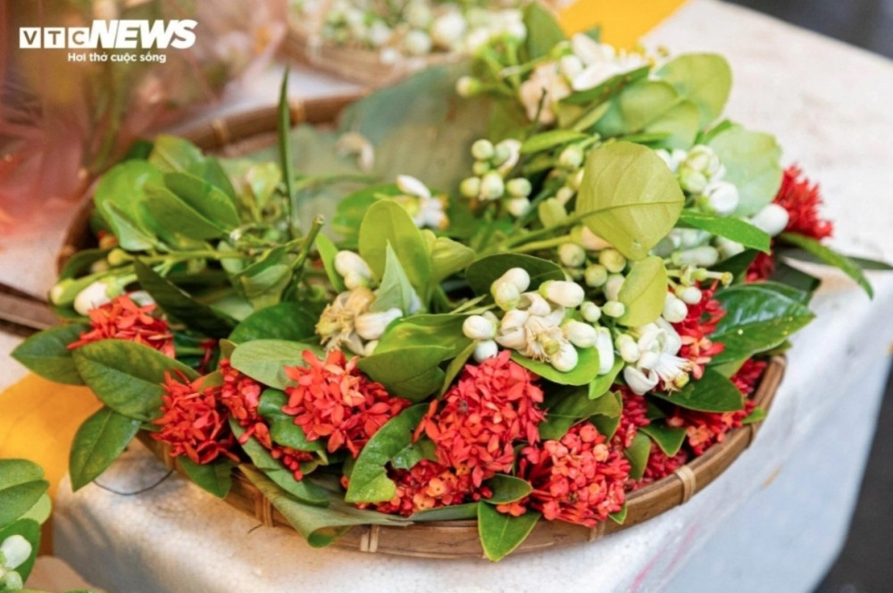 hanoians prepare offerings on 15th day of last lunar month picture 14