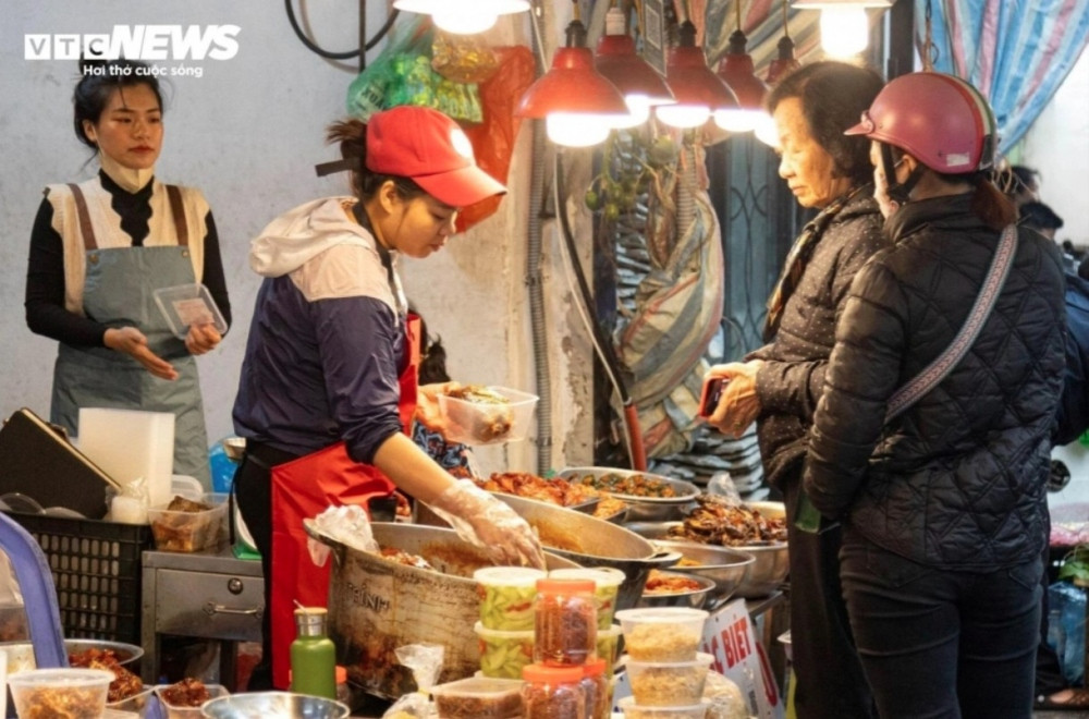 hanoians prepare offerings on 15th day of last lunar month picture 15