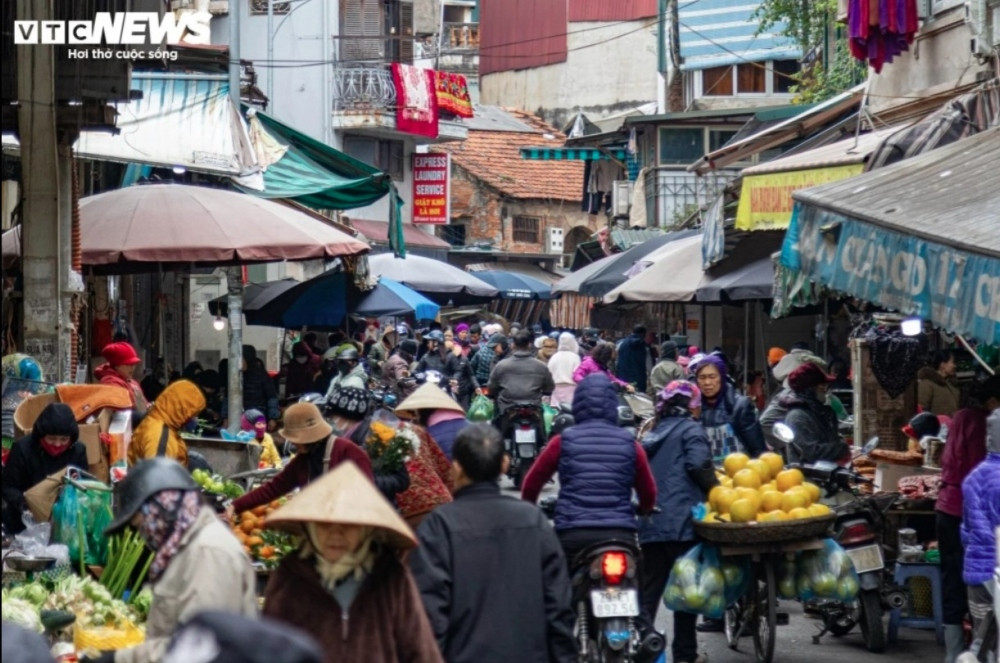 hanoians prepare offerings on 15th day of last lunar month picture 16