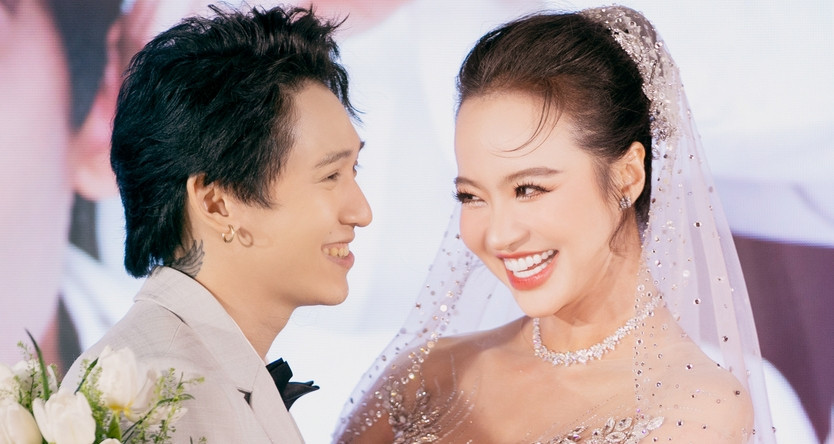 Hoa hậu Kiều Ngân nhiều lần bật khóc khi chồng quỳ gối cầu hôn trong lễ cưới