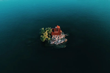 Hòn đảo nhỏ nhất thế giới có sự sống, chỉ đủ sức chứa 1 ngôi nhà duy nhất
