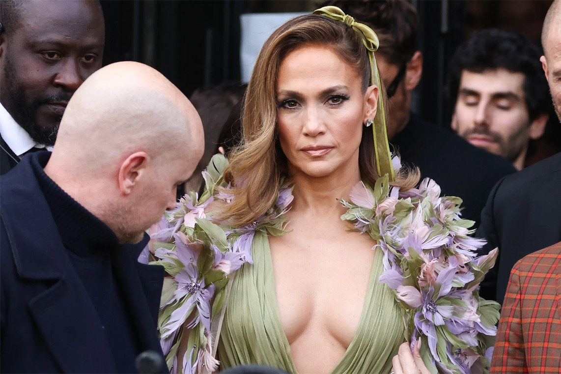 Jennifer Lopez gây sốt khi mặc váy lộ ngực đi xem thời trang