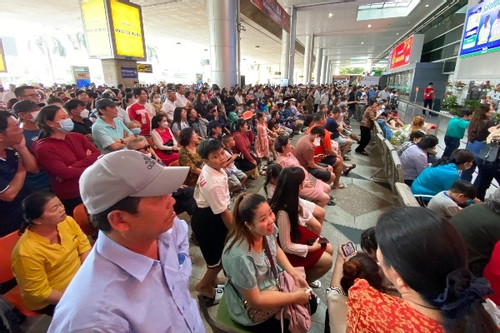 Sân bay Tân Sơn Nhất đông nghẹt người đến đón Việt kiều về ăn Tết