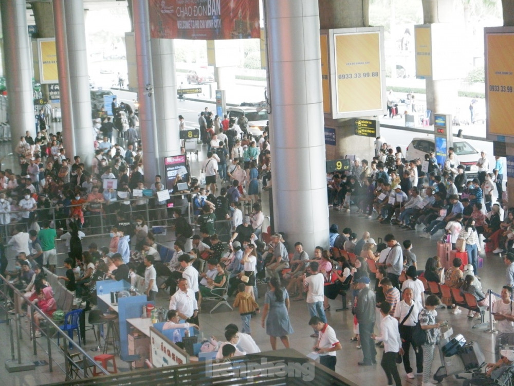 tan son nhat airport busy welcoming vietnamese expats returning home for tet picture 2