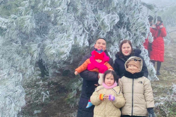 Tourists flock to see frost on Mau Son peak
