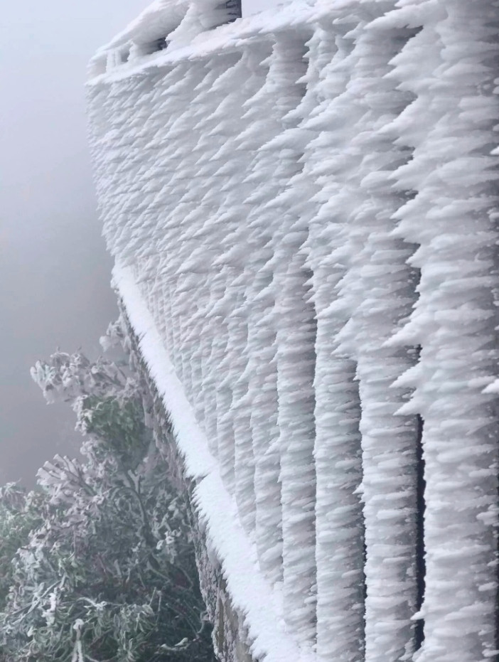 tourists flock to see frost on mau son peak picture 2
