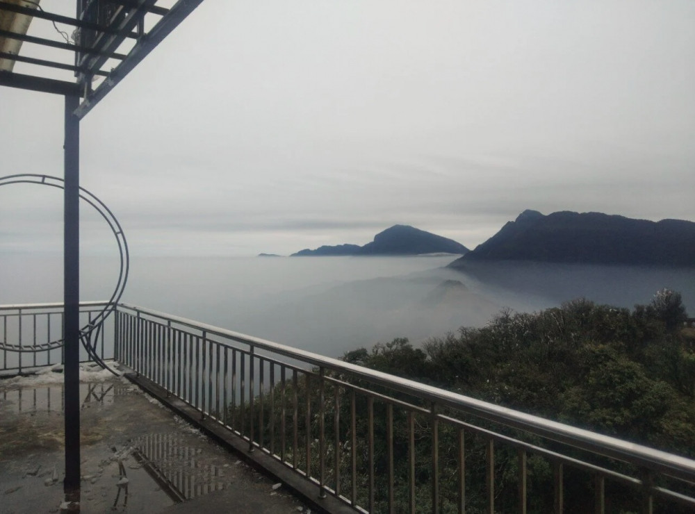 tourists flock to see frost on mau son peak picture 7