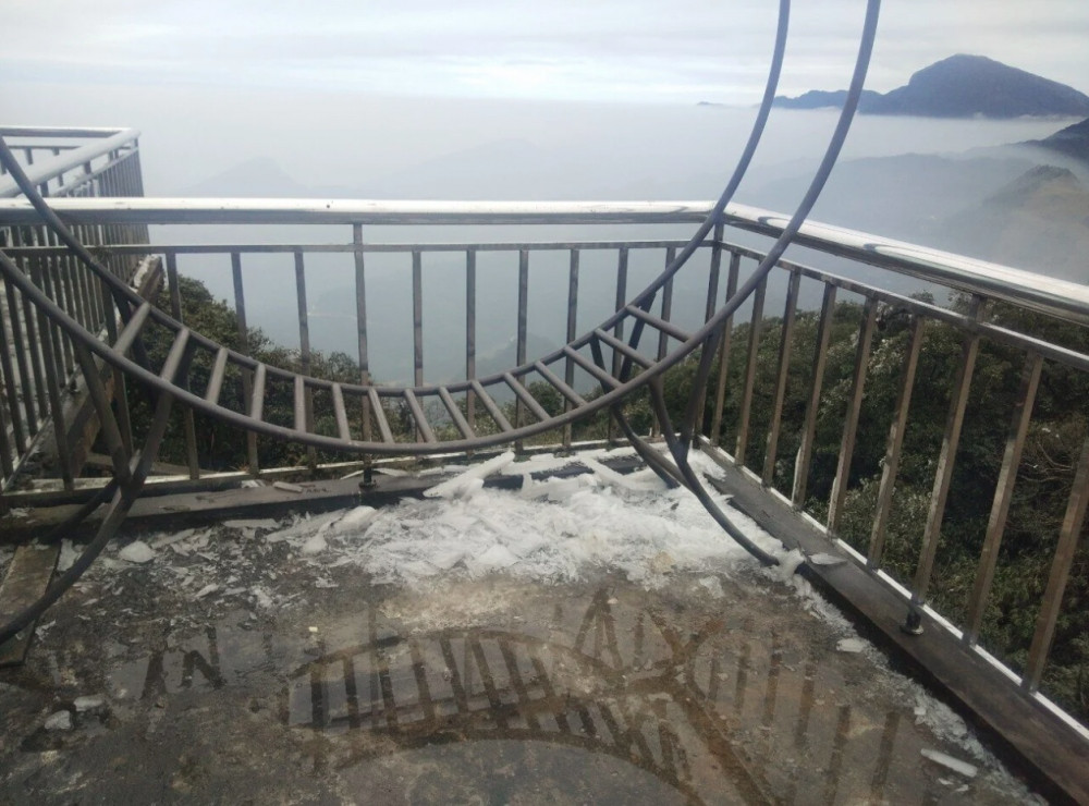 tourists flock to see frost on mau son peak picture 8
