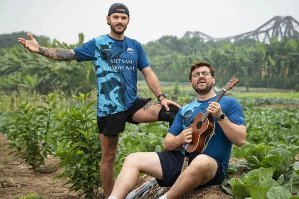 Two foreign teachers walk 2,000km to raise money for disadvantaged children