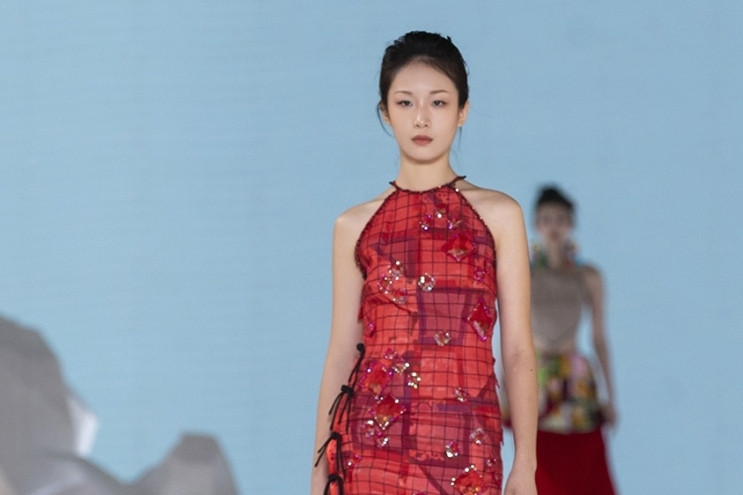 Vietnamese fashion designer debuts new collections in China