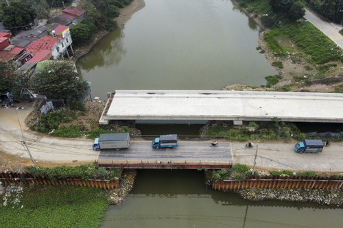 Bắc Ninh: Cầu trăm tỷ chậm tiến độ, dân phấp phỏng đi qua cầu tạm