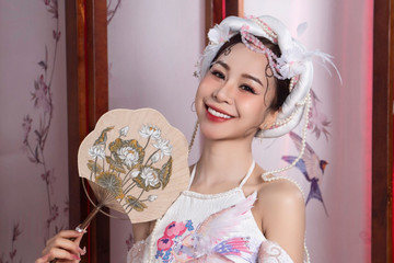 Dương Cầm vào vai thầy bói trong MV mới của ca sĩ Hồng Duyên