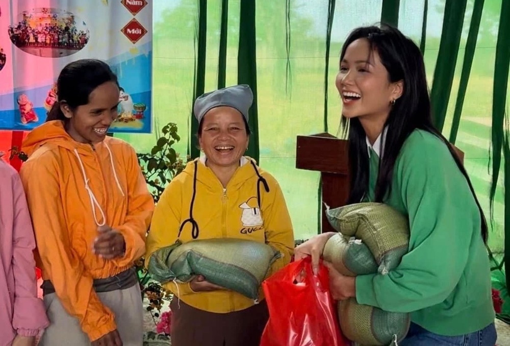 H'Hen Niê tặng gạo nhà trồng cho bà con biên giới dân tộc dịp Tết