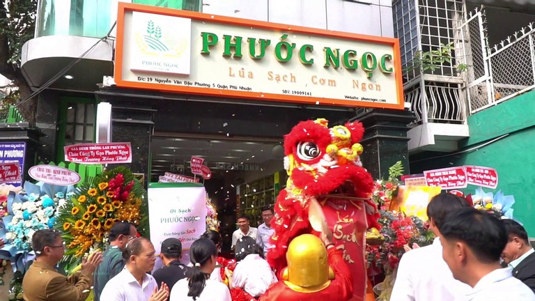 Cửa hàng gạo sạch Phước Ngọc OM18 trong ngày khai trương