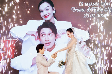 Hoa hậu Kiều Ngân bật khóc khi chồng quỳ gối cầu hôn trong lễ cưới
