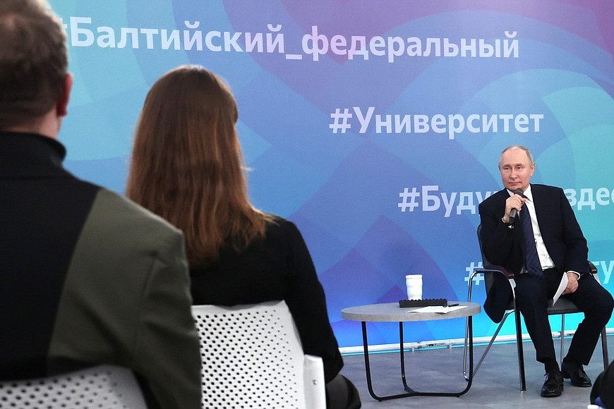 putin gap sinh vien.jpg