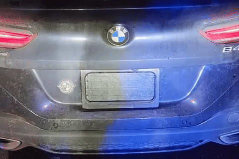 Tài xế BMW gắn thiết bị che biển số tự động nhận 