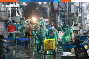 Traders in Yen So fish market make a living on freezing cold nights