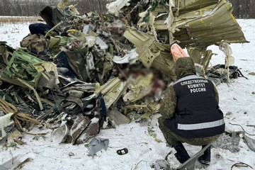 Ukraine nêu nghi vấn vụ rơi máy bay Nga, Moscow cảnh báo phương Tây liên can