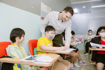 Vietnam introduces program for English-teaching foreigners